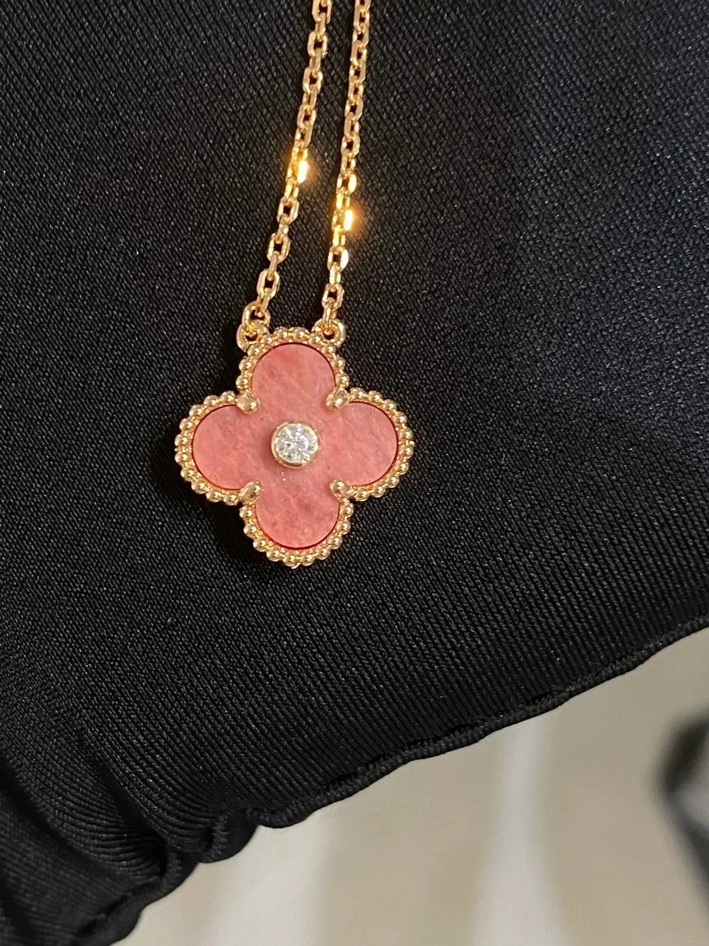 [Moco]CLOVER 15MM DIAMOND RHODONITE NECKLACE