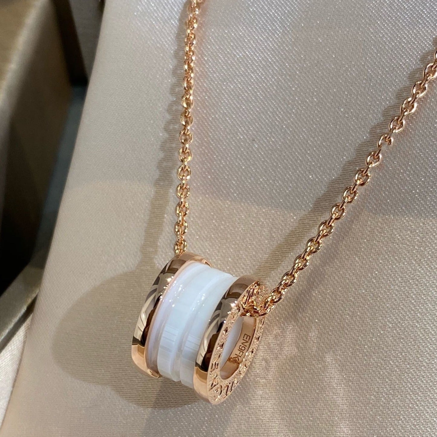 [Moco]ZERO 1 WHITE CERAMIC PINK GOLD NECKLACE