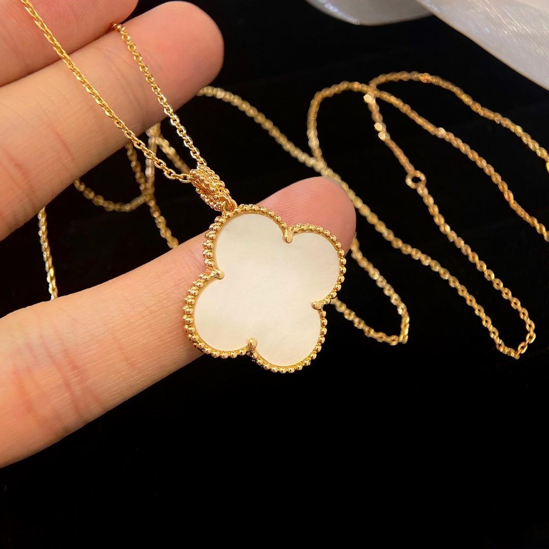 [Moco]CLOVER 25MM MOP LARGE PENDANT NECKLACE