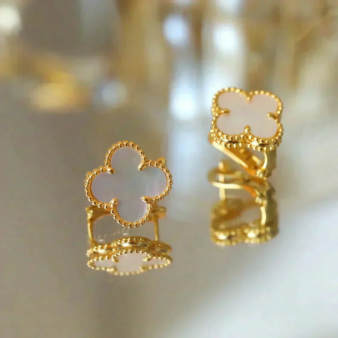 [Moco]CLOVER MEDIUM 1 MOTIFS  WHITE MOP STUD EARRINGS