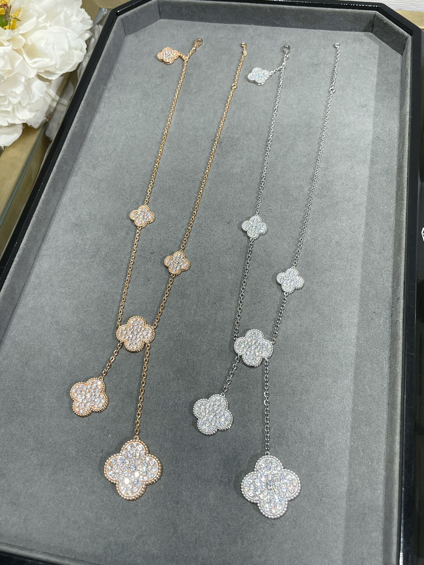 [Moco]CLOVER 6 MOTIF DIAMOND PAVED NECKLACE