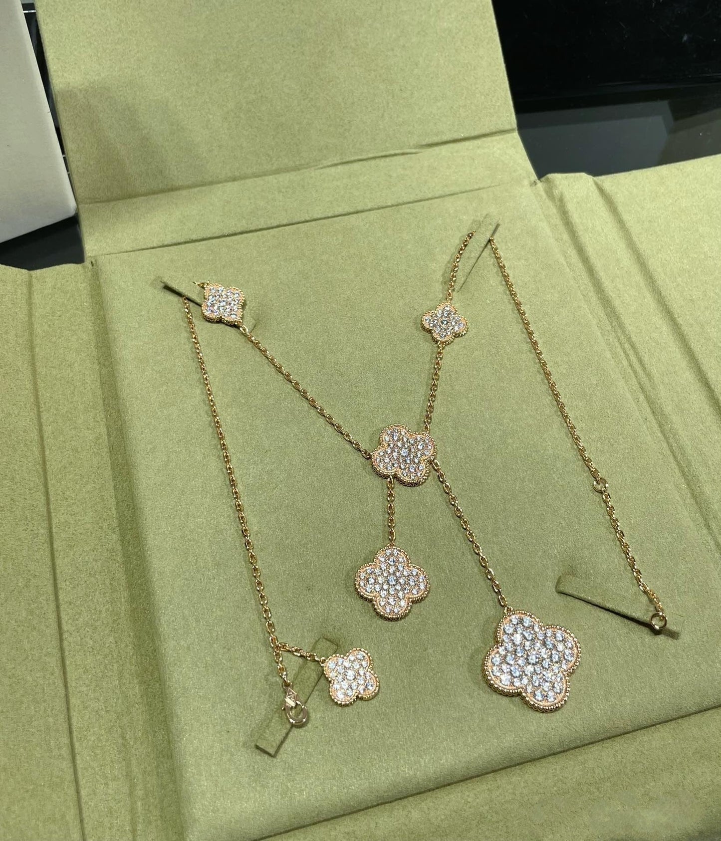 [Moco]CLOVER 6 MOTIF DIAMOND PAVED NECKLACE