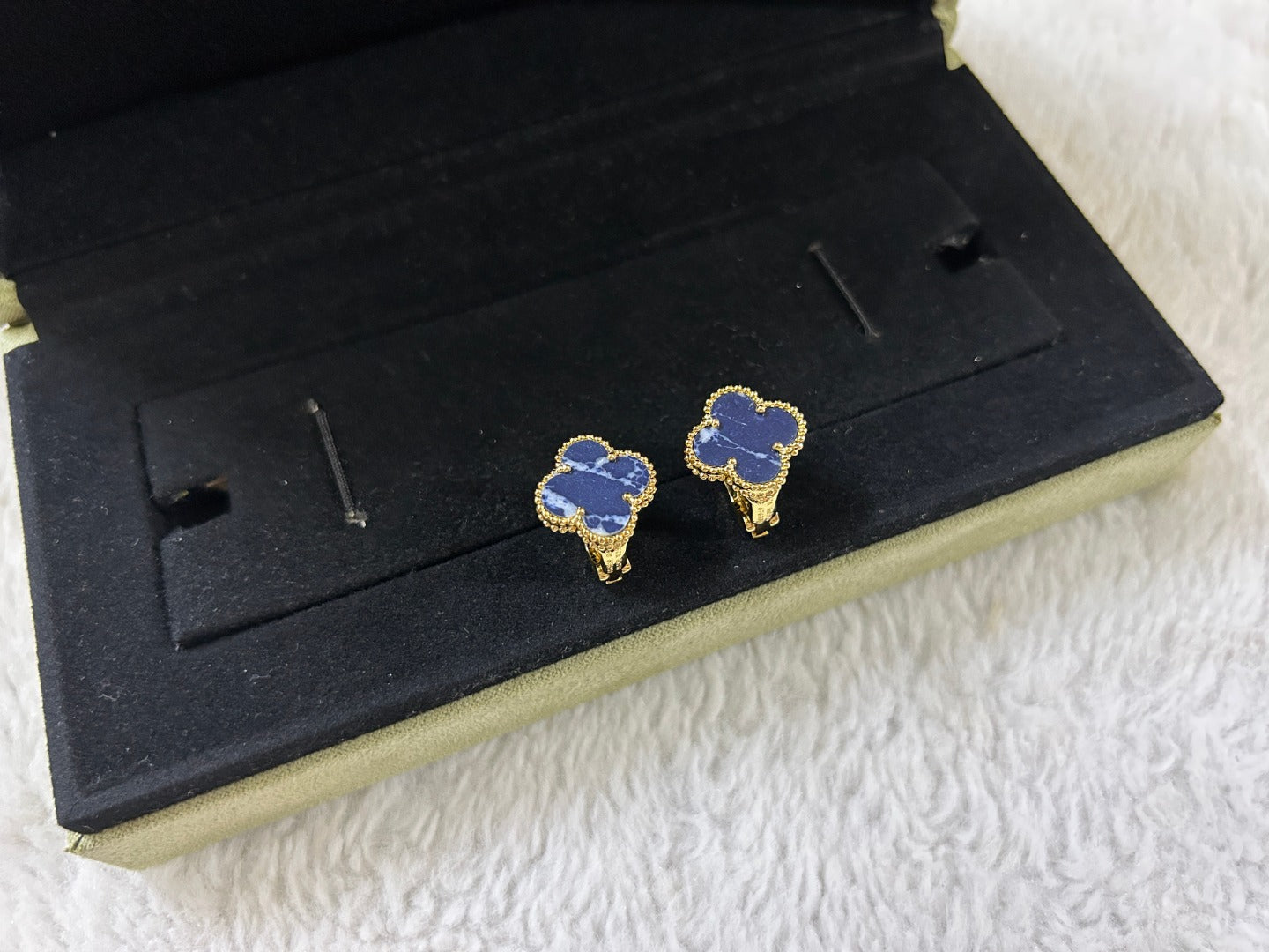 [Moco]CLOVER PIETERSITE MEDIUM STUD EARRINGS