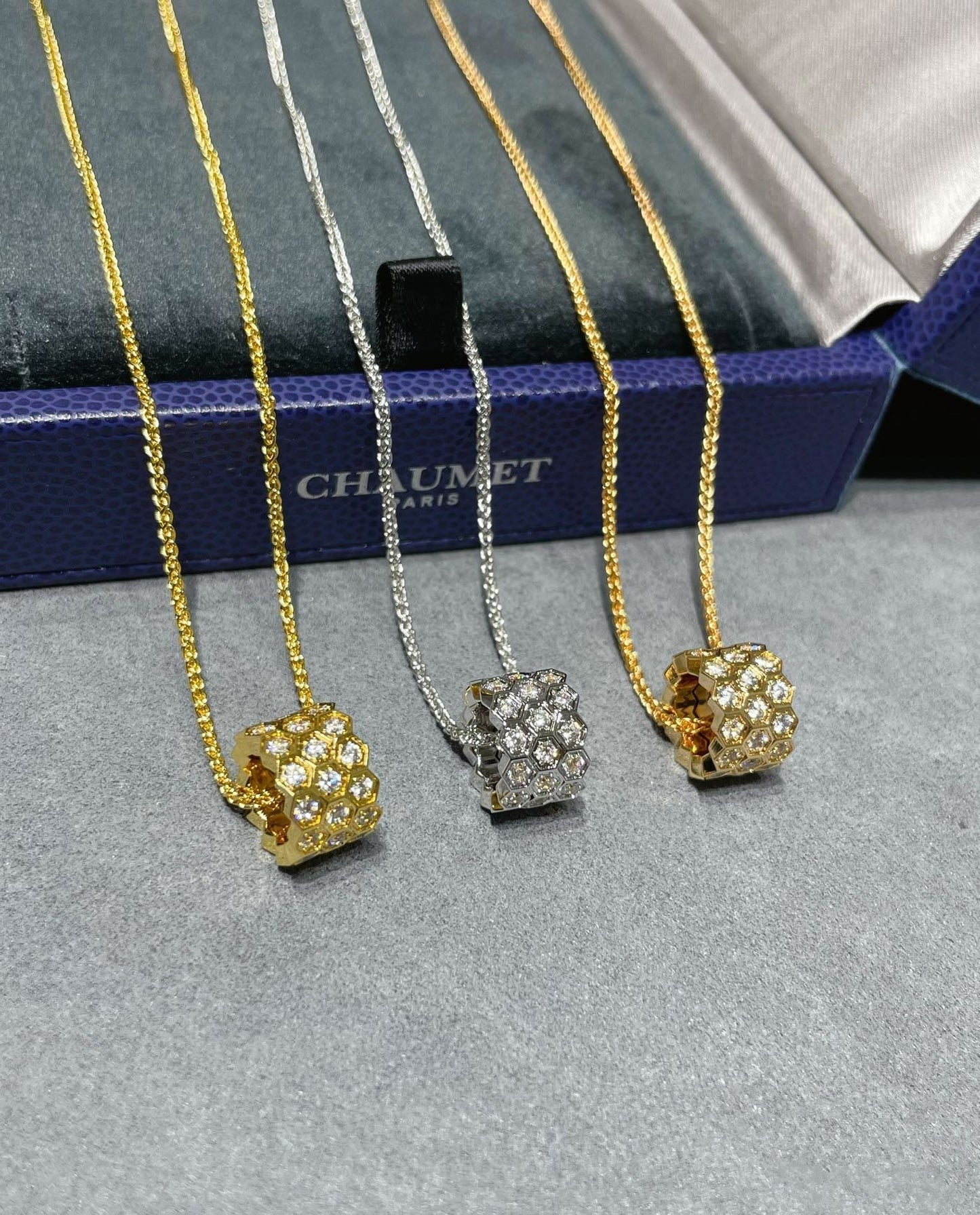 [Moco]BEE LOVE DIAMOND PAVED 3 ROW NECKLACE