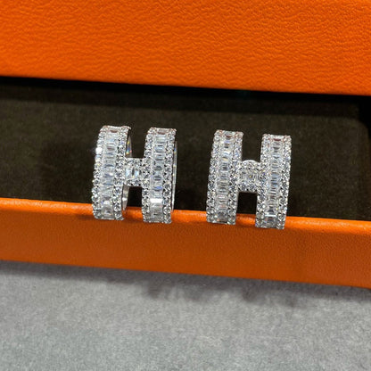 [Moco]H STUD EARRINGS WITH SILVER DIAMONDS