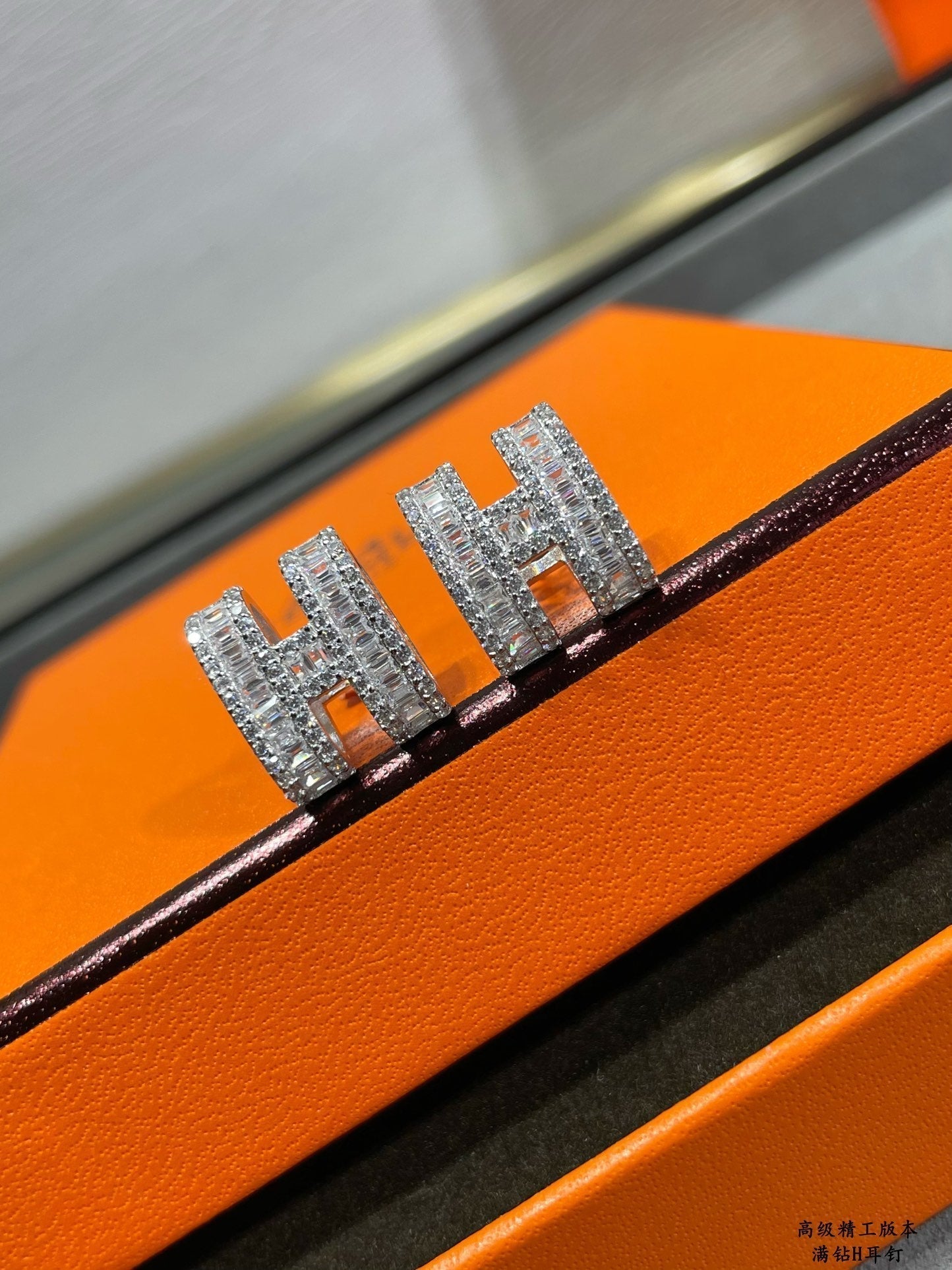 [Moco]H STUD EARRINGS WITH SILVER DIAMONDS