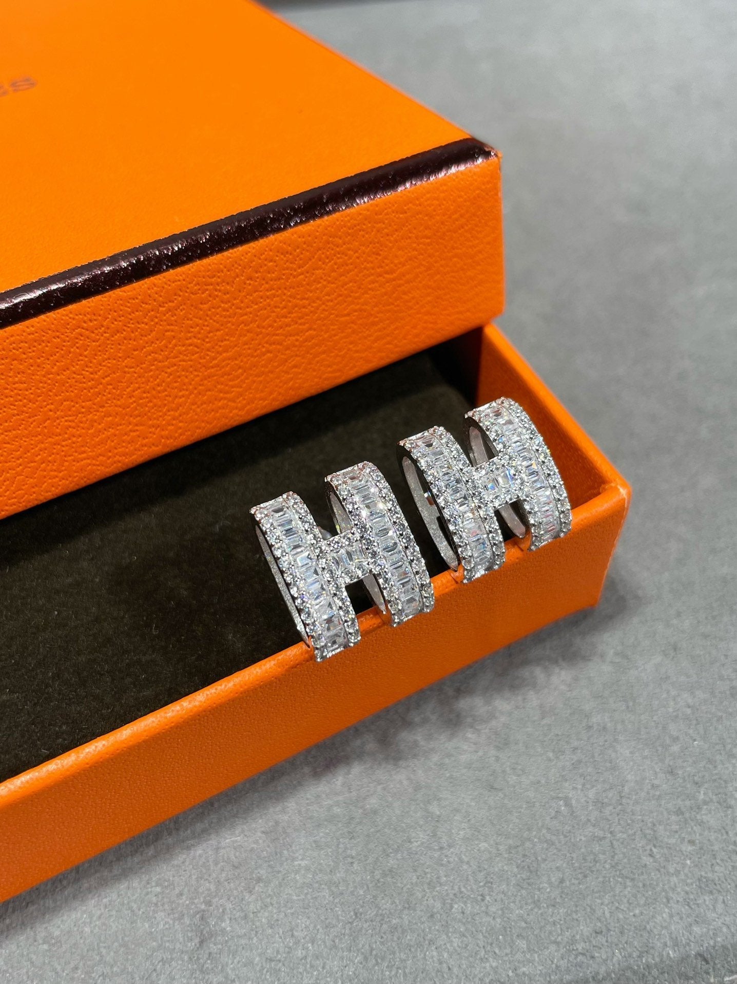 [Moco]H STUD EARRINGS WITH SILVER DIAMONDS