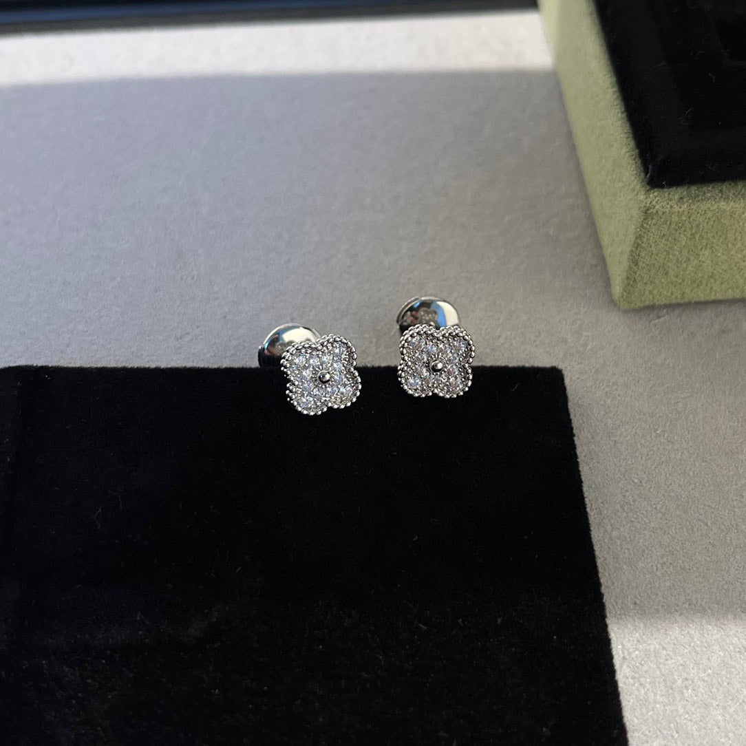 [Moco]CLOVER MINI DIAMOND STUD EARRINGS